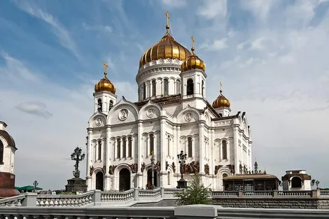 Cathedral of Christ the Saviour เป็นอาคารสีขาวขนาดใหญ่ที่มีโดมสีทองหลายหลังตั้งอยู่ภายใต้ท้องฟ้าสีฟ้า