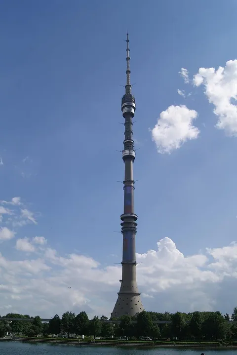 หอคอยโอสตานกินา (Ostankino Tower) สูงตั้งตระหง่านบนฐานคอนกรีต มีส่วนบนเป็นโครงสร้างโลหะและเสาอากาศ ทอดตัวขึ้นสู่ท้องฟ้าสีฟ้าที่มีเมฆขาวลอยอยู่