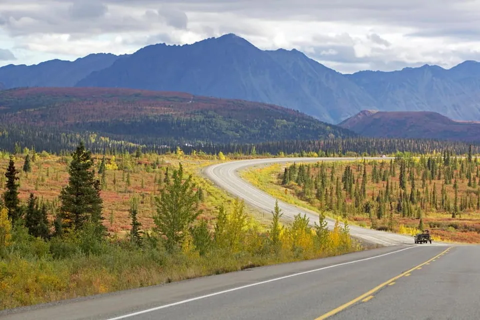 ทางหลวงเดนาลี (Denali Highway) สายทางลาดยางคดเคี้ยวผ่านทุ่งหญ้าและป่าสนเตี้ย สอดรับกับแนวเทือกเขาสูงในเบื้องหลัง