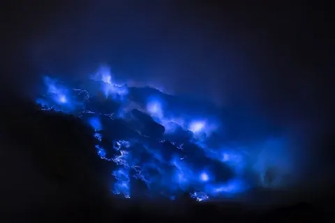ภาพความมืดที่มีแสงสีน้ำเงินสว่างเป็นจุดกระจายอยู่บนพื้นผิวขรุขระ