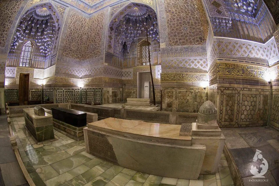 ภายในสุสานหลวงของอามีร์ ติมูร (Gur-e-Amir Mausoleum) มีเพดานโค้งประดับลวดลายสีทองและผนังหินสลักอักษรอาหรับ