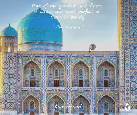 อาคารที่มีโดมสีฟ้าและผนังประดับด้วยกระเบื้องโมเสกสีน้ำเงิน มีข้อความ "Samarqand" และคำพูดของ Ibn Battuta ปรากฏบนภาพ