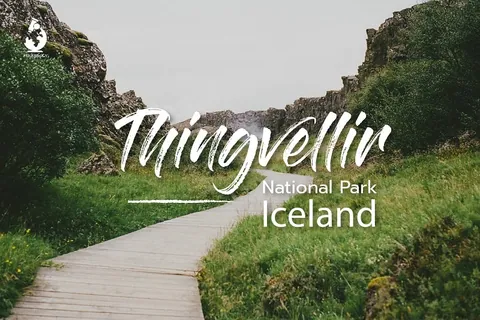 ทางเดินไม้ทอดยาวผ่านทุ่งหญ้าเขียวขจีระหว่างหน้าผาหิน มีข้อความ 'Thingvellir National Park Iceland' ปรากฏเด่นชัด