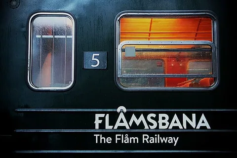 ภาพข้างตู้รถไฟสาย Flamsbana เครดิตภาพ : Pushypenguin