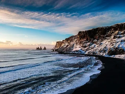 Black Sand Beach เครดิตรูปภาพ : Sean O Riordan