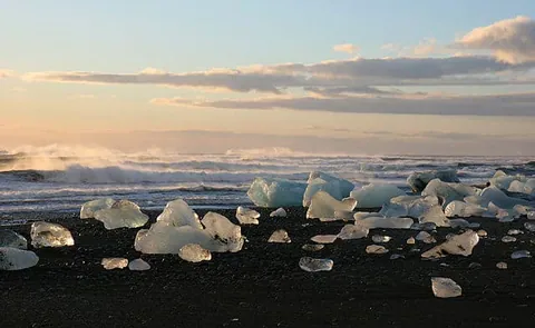 Glacial ice on the beach at Jökulsárlón เครดิตรูปภาพ : Debivort