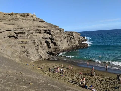 Green sand at Papakolea in Hawaii เครดิตภาพ : Aren Elliott
