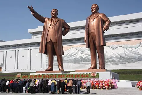 The statues of Kim Il Sung and Kim Jong Il on Mansu Hill เครดิตรูปภาพโดย J.A. de Roo