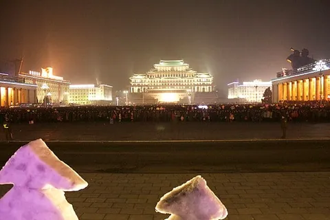 Kim Il Sung Square เครดิตรูปภาพโดย Jackson Heights