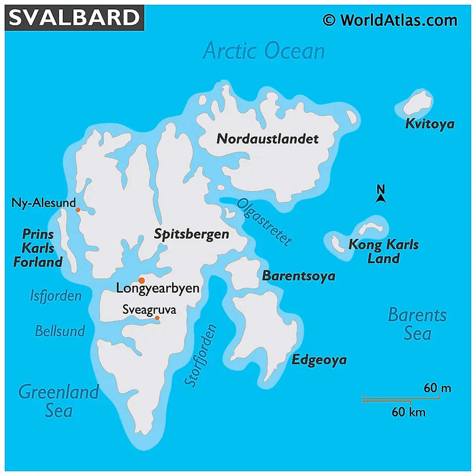 แผนที่แสดงที่ตั้งเกาะต่าง ๆ ในสฟาลบาร์ด เช่น Spitsbergen และ Nordaustlandet พร้อมชื่อเมือง Longyearbyen และ Svægruva