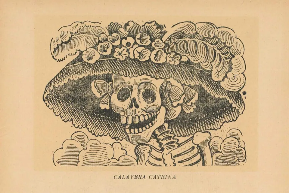 ภาพวาดลายเส้นโครงกระดูกผู้หญิงสวมหมวกปีกกว้างประดับดอกไม้ มีข้อความ CALAVERA CATRINA อยู่ด้านล่าง