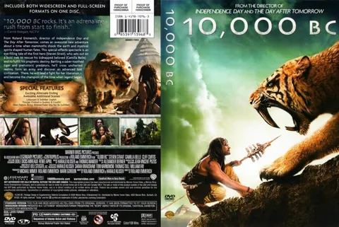 หน้าปกและหลังปก DVD ภาพยนตร์เรื่อง 10,000 BC แสดงภาพเสือเขี้ยวดาบกำลังคำรามและชายถือหอกบนหน้าปก