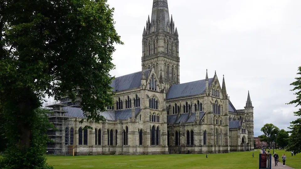 อาสนวิหารซอลส์บรี (Salisbury Cathedral) สถาปัตยกรรมหินสีเทาพร้อมหอคอยสูงตั้งอยู่บนสนามหญ้าเขียวขจี