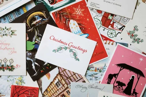ภาพการ์ดอวยพรคริสต์มาสหลายใบวางทับกัน มีข้อความ 'Christmas Greetings' และภาพประกอบต่างๆ