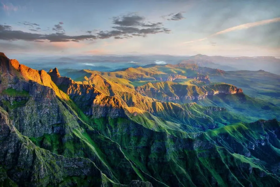แอฟริกา เทือกเขาเดรเคนส์เบิร์ก (Drakensberg Mountains)