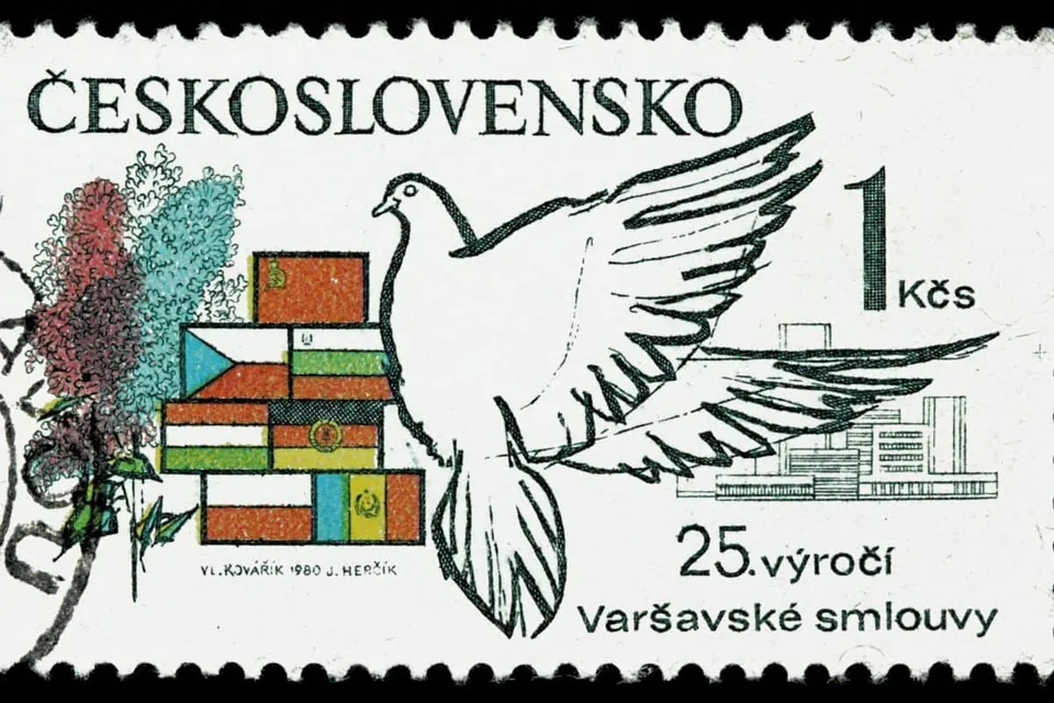 ตราไปรษณียากรสีขาวมีนกพิราบบินอยู่กลางภาพ พร้อมข้อความ ČESKOSLOVENSKO และ 25. výročí Varšavské smlouvy