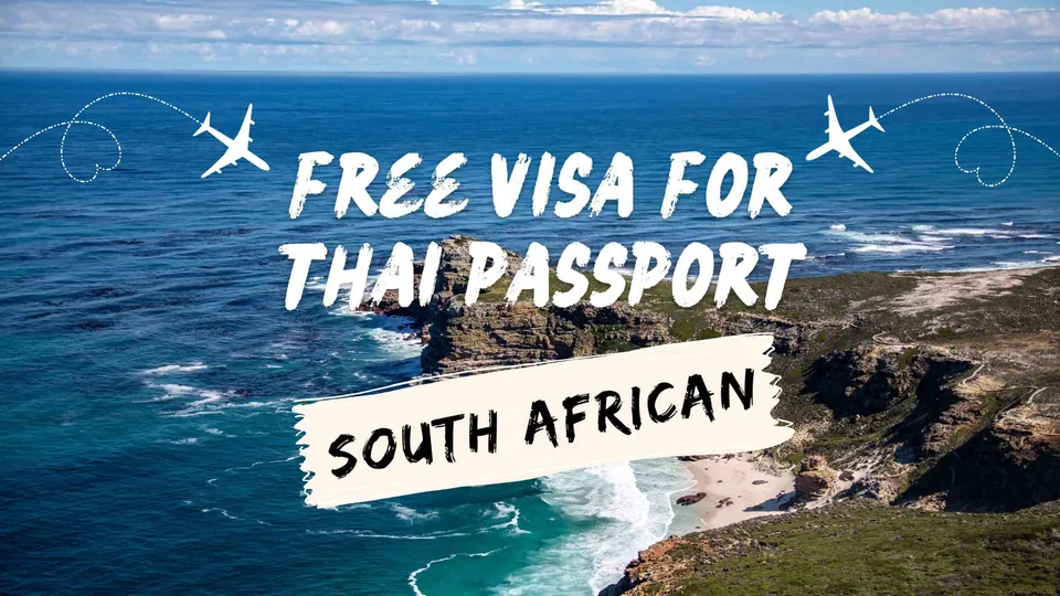 ภาพมุมสูงของชายฝั่งทะเลที่มีหน้าผาหินและหาดทราย มีข้อความสีขาวว่า "FREE VISA FOR THAI PASSPORT" และแถบสีครีมเขียนว่า "SOUTH AFRICAN" พร้อมไอคอนเครื่องบินสองตัว