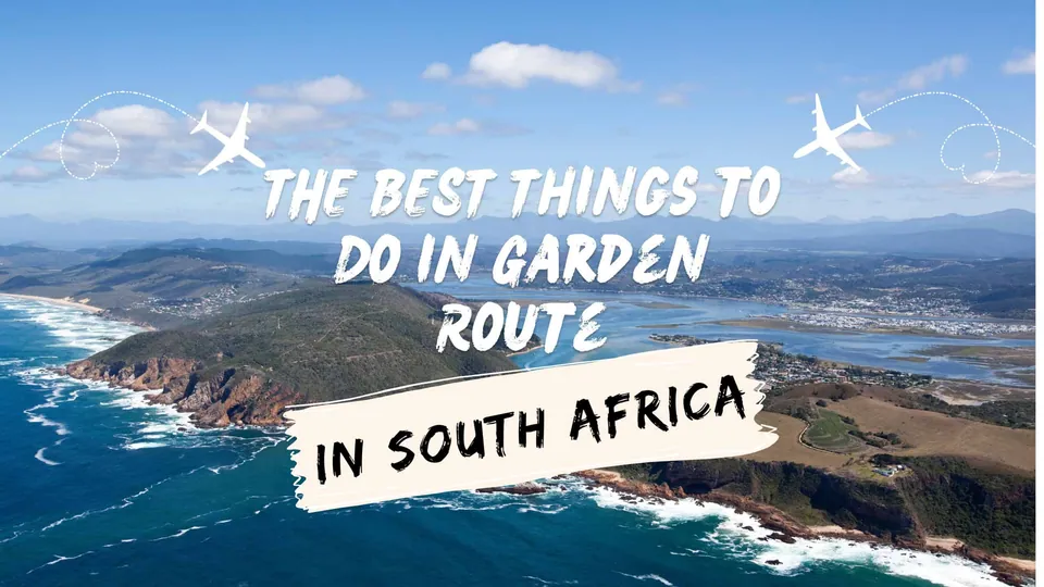 ภาพมุมสูงของชายฝั่งทะเลและเนินเขา มีข้อความสีขาวว่า "THE BEST THINGS TO DO IN GARDEN ROUTE IN SOUTH AFRICA" และไอคอนเครื่องบินสองตัวบนท้องฟ้า
