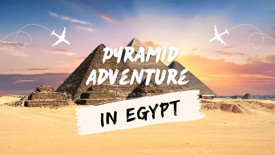 พีระมิดหินตั้งอยู่ในทะเลทรายใต้ท้องฟ้าสีส้ม มีข้อความ 'PYRAMID ADVENTURE IN EGYPT' และภาพเครื่องบินสีขาวลอยอยู่ด้านบน