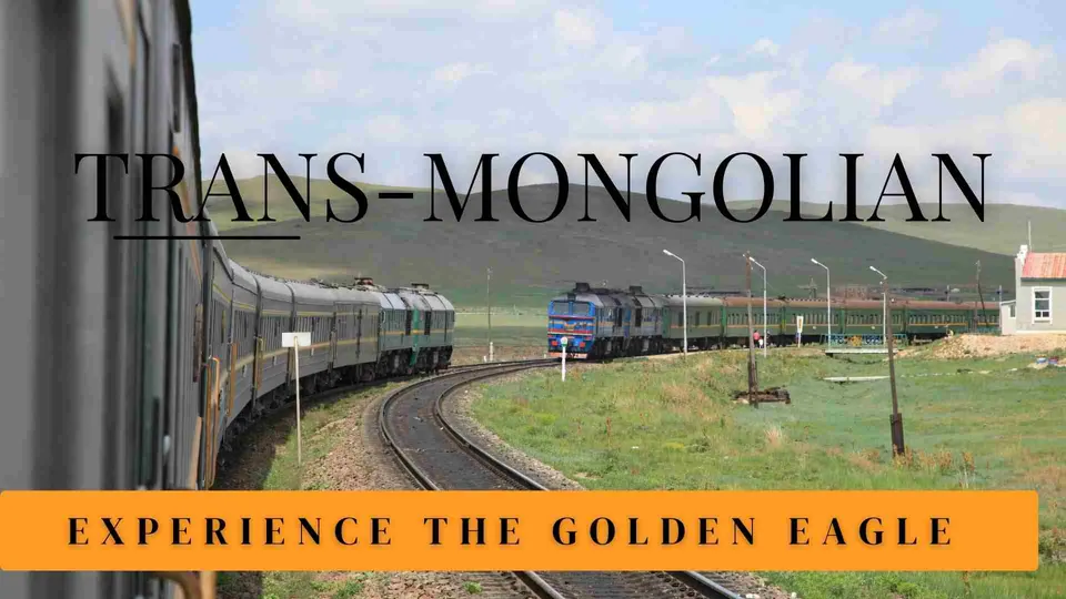 รถไฟหลายขบวนจอดอยู่บนรางที่โค้งในทุ่งหญ้า มีเนินเขาเป็นพื้นหลัง พร้อมข้อความ "TRANS-MONGOLIAN" และแถบสีส้มเขียนว่า "EXPERIENCE THE GOLDEN EAGLE"