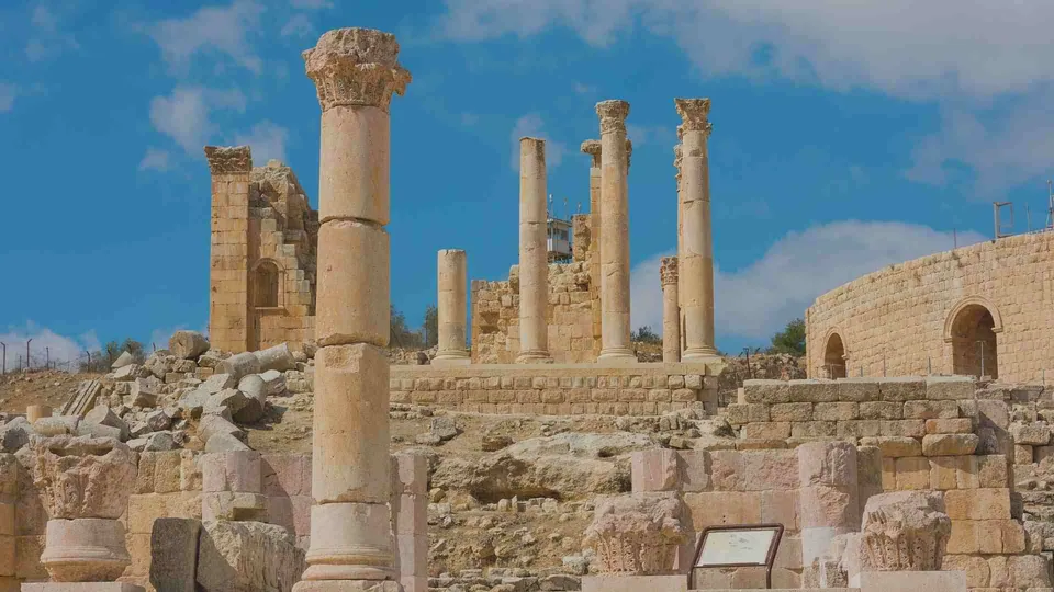 ซากปรักหักพังของวิหาร Zeus Temple ประกอบด้วยเสาหินสีครีมตั้งอยู่บนฐานหินภายใต้ท้องฟ้าสีฟ้า