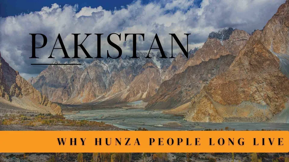 ทิวทัศน์ภูเขาหินสูงชันและหุบเขาที่มีแม่น้ำไหลผ่าน มีข้อความ 'PAKISTAN' และแถบสีส้มเขียนว่า 'WHY HUNZA PEOPLE LONG LIVE'