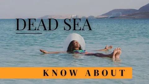 ภาพหญิงสาวสวมหมวกฟางสีขาวนอนลอยตัวในน้ำทะเลสีฟ้า มีข้อความ 'DEAD SEA' และแถบสีเหลืองเขียนว่า 'KNOW ABOUT' ปรากฏบนภาพ