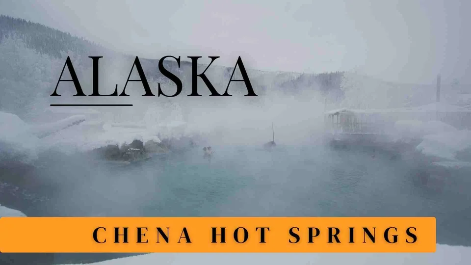 ภาพบ่อน้ำร้อนที่มีไอระเหยปกคลุมท่ามกลางภูมิทัศน์หิมะ มีข้อความ "ALASKA" และแถบสีส้มเขียนว่า "CHENA HOT SPRINGS"