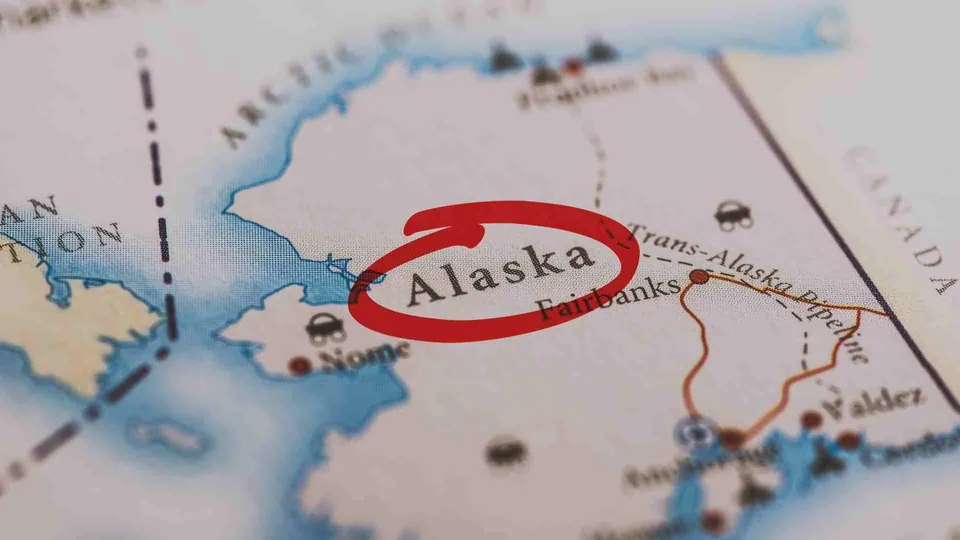 แผนที่แสดงภูมิภาคอลาสก้าโดยมีวงกลมสีแดงล้อมรอบคำว่า Alaska พร้อมจุดระบุเมือง Nome, Fairbanks และ Valdez