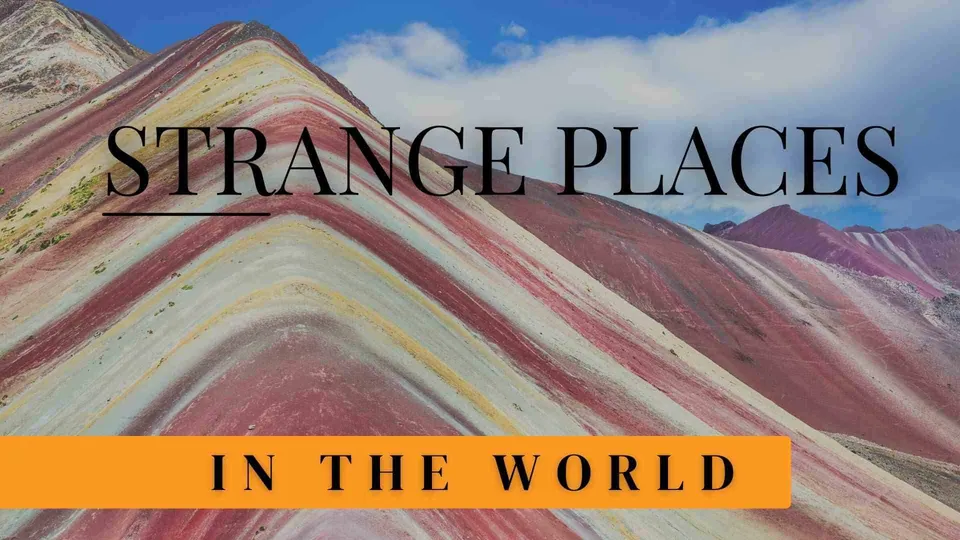 ภูเขาที่มีชั้นหินสีแดง ชมพู และครีมสลับกันอยู่ใต้ท้องฟ้าสีฟ้า มีข้อความ "STRANGE PLACES" และแถบสีส้มเขียนว่า "IN THE WORLD" ทับอยู่