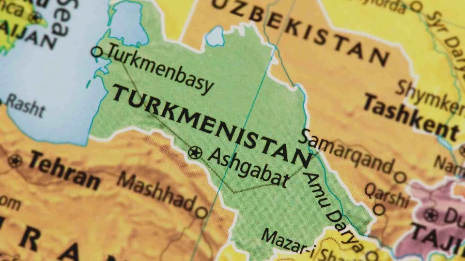 แผนที่แสดงประเทศเติร์กเมนิสถานสีเขียว มีตัวอักษร TURKMENISTAN และชื่อเมือง Ashgabat, Turkmenbasy, Samarkand, Tashkent, Tehran, Mashhad