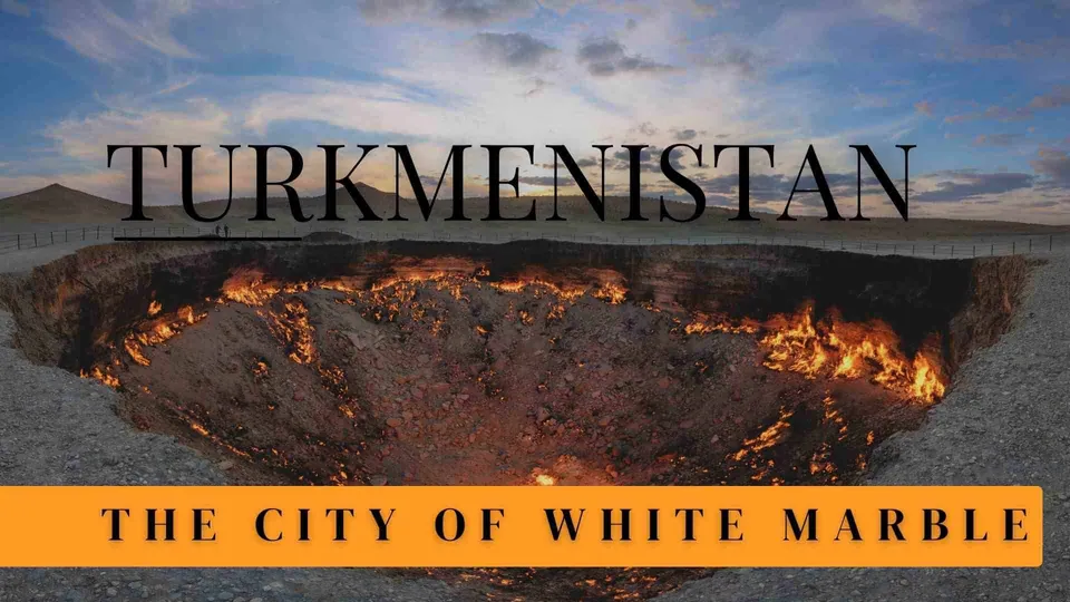 ภาพหลุมขนาดใหญ่ที่มีเปลวไฟลุกไหม้ภายใน ขอบหลุมเป็นหินสีเทา มีข้อความ TURKMENISTAN และแถบสีส้มเขียนว่า THE CITY OF WHITE MARBLE