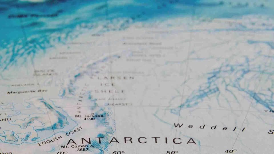แผนที่แสดงภูมิภาคแอนตาร์กติกาพร้อมชื่อสถานที่ต่าง ๆ เช่น English Coast, Marguerite Bay และ Weddell Sea