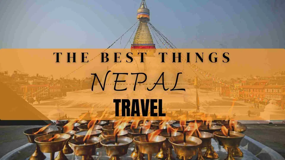ภาพโคมไฟน้ำมันจุดไฟเรียงรายอยู่ด้านหน้า มีข้อความ THE BEST THINGS NEPAL TRAVEL ปรากฏอยู่กลางภาพ และโครงสร้างทรงกรวยสูงอยู่เบื้องหลัง